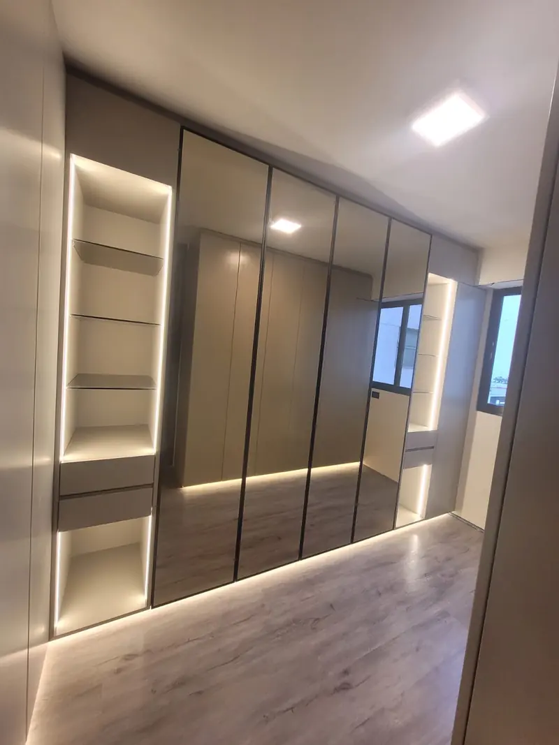 Closet a medida con puertas de espejo e iluminación LED integrada