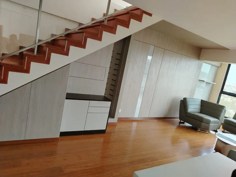Mueble a medida aprovechando el espacio bajo la escalera